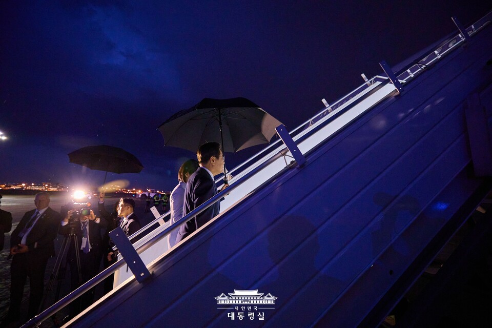 이재명 대통령과 김혜경 여사가 지난 17일(현지시간) 캘거리 국제공항에서 주요 7개국(G7) 정상회의 일정을 마치고 공군 1호기에 오르고 있다. (출처=대통령실 홈페이지)