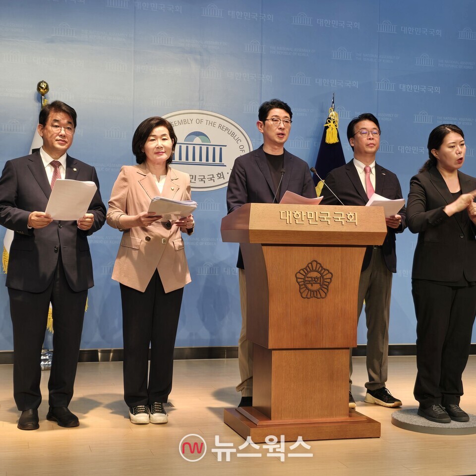 (왼쪽부터) 배준영·김희정·주진우·곽규택 국민의힘 의원이 18일 국회소통관 기자회견을 통해 김민석 국무총리 후보자의 의혹에 대해 성토하고 있다. (사진=원성훈 기자)