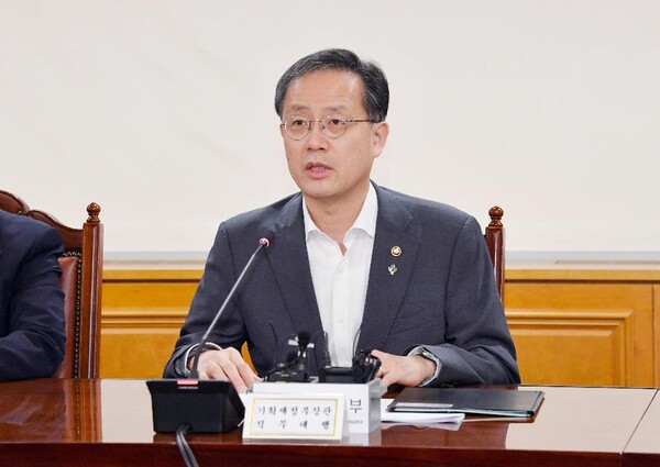 이형일 기획재정부 장관 직무대행 1차관이 19일 은행회관에서 '거시경제금융회의'를 주재하고 있다. (사진제공=기획재정부)