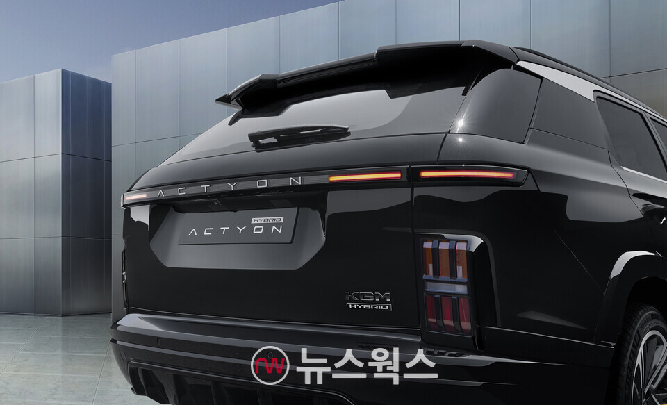 KGM '액티언 하이브리드'의 뒷모습. (사진제공=KGM)
