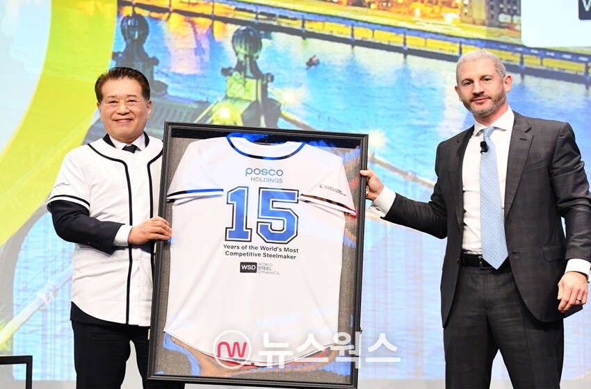 장인화(왼쪽) 포스코그룹 회장이 18일(현지시간) 미국 뉴욕에서 열린 WSD 포럼에서 명예의 전당 기념액자를 받고 기념촬영을 하고 있다. (사진제공=포스코그룹)