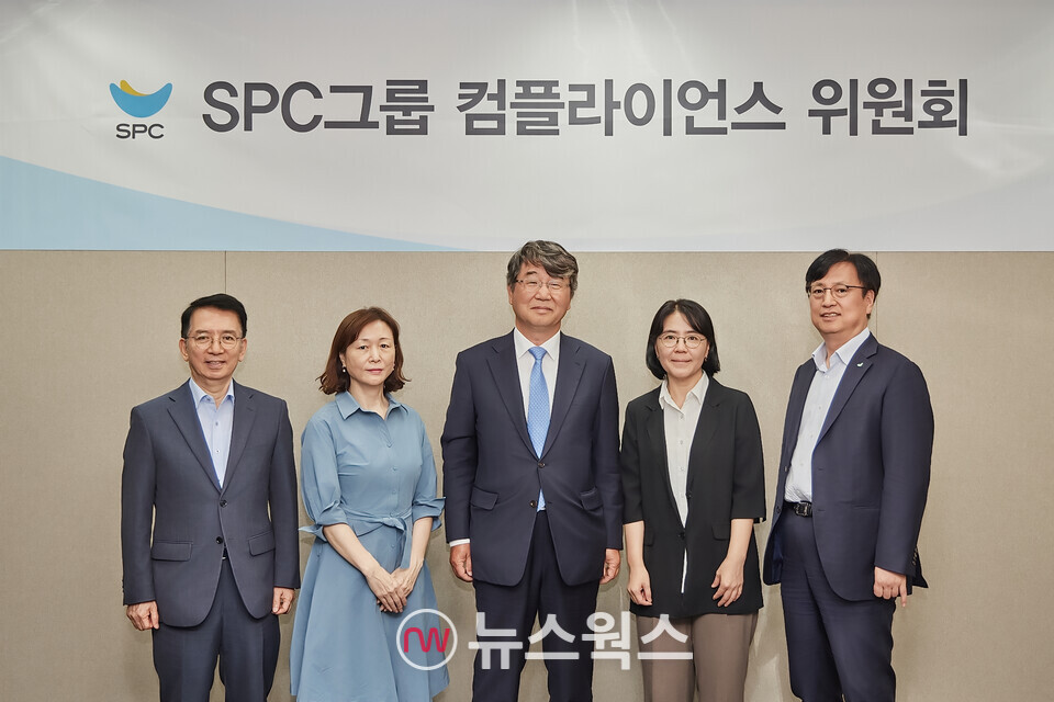 왼쪽부터 SPC 컴플라이언스 위원회 위원 및 위원장으로 발탁된 이정희 중앙대 교수, 문은숙 ISO 소비자정책위원회 의장, 김지형 법무법인 지평 고문변호사, 여연심 법무법인 지향 변호사, 경재형 파리크라상 대표. (사진제공=SPC그룹)