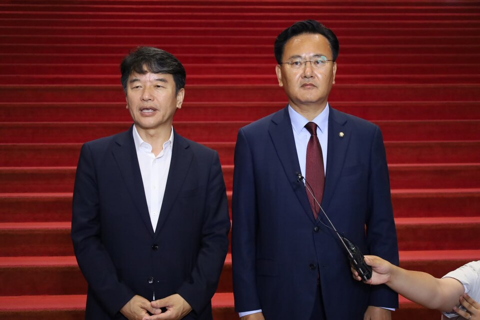 문진석(왼쪽) 더불어민주당 원내수석부대표와 유상범 국민의힘 원내수석부대표가 18일 오후 서울 여의도 국회에서 추경 및 원구성 협상 관련 회동 후 백브리핑에서 발언하고 있다. (출처=문진석 의원 페이스북)