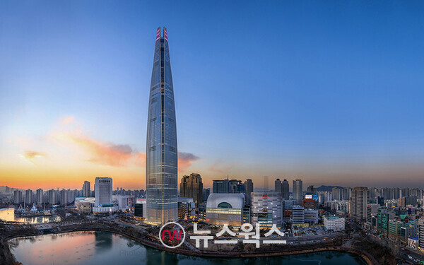 롯데케미칼이 입주해 있는 서울 잠실 롯데타워. (사진제공=롯데케미칼)