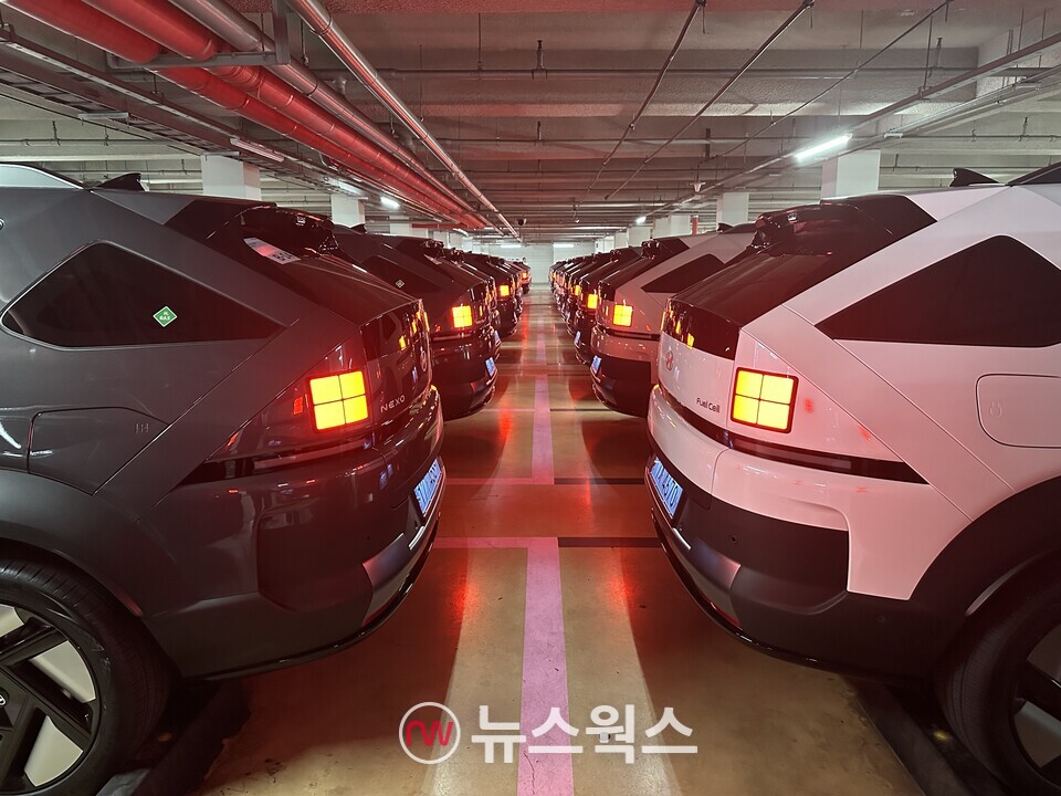현대차 수소전기차 '넥쏘'의 완전 변경 모델 '디 올 뉴 넥쏘' 시승 차들이 지하 주차장에 주차돼 있다. (사진=정현준 기자)