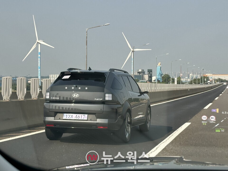 현대차 '디 올 뉴 넥쏘' 시승 차량이 주행하고 있다. (사진=정현준 기자) 