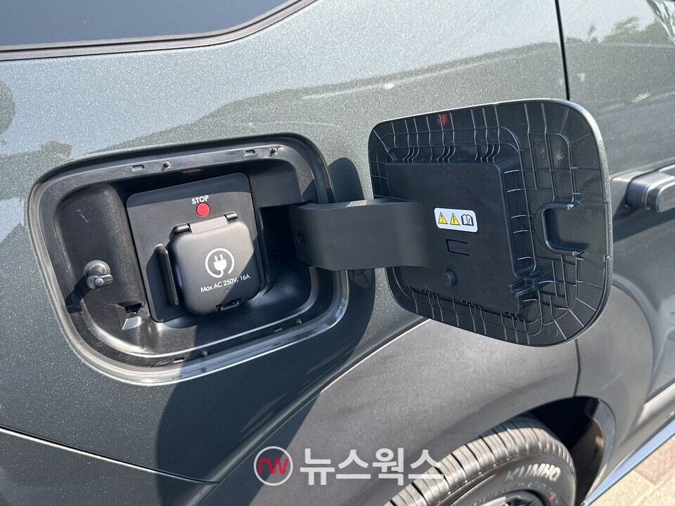 현대차 '디 올 뉴 넥쏘'의 커넥터 리스 방식의 실외 V2L. (사진=정현준 기자)