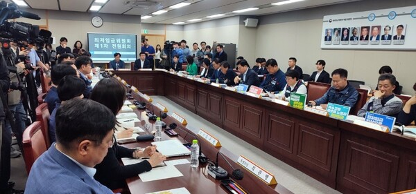 지난 4월 22일 열린 최저임금위원회 제1차 전원회의 모습. (사진제공=한국노총)