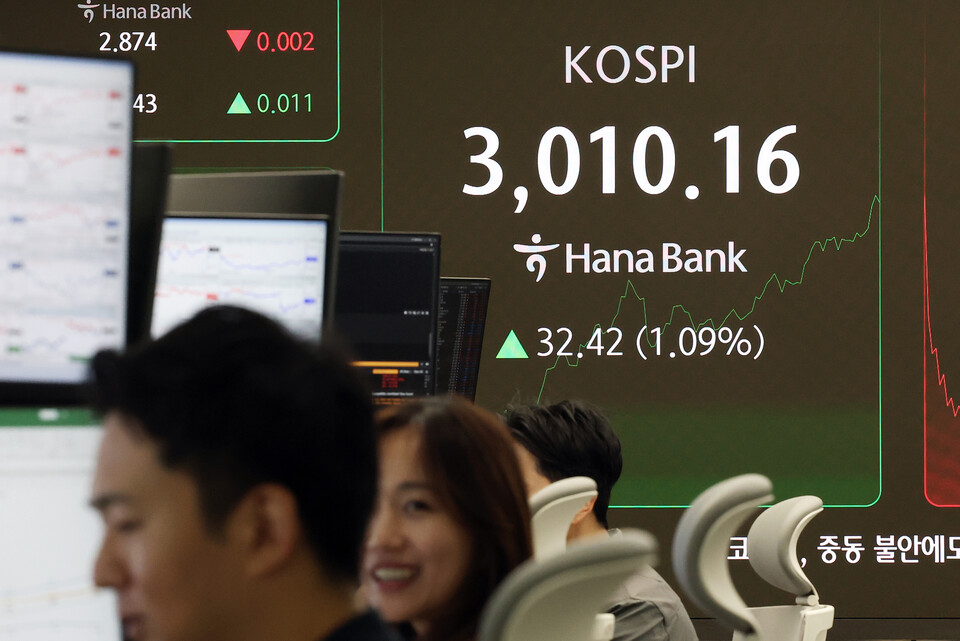 코스피가 3년 5개월 여 만에 장중 3000선을 돌파한 지난 20일 서울 중구 하나은행 본점 딜링룸 전광판에 코스피 지수가 표시되고 있다. (사진=뉴스1)