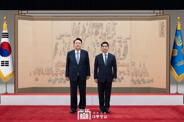 윤석열 대통령이 지난 9월 6일 서울 용산 대통령실 청사에서 김용현 전 국방부 장관에게 임명장을 수여한 뒤 기념촬영을 하고 있다. (출처=대통령실 홈페이지)