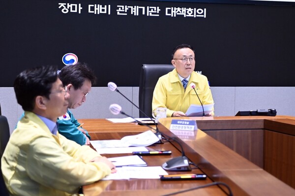 이한경 행정안전부 재난안전관리본부장이 지난 18일 정부서울청사 서울상황센터에서 장마 대비 관계기관 대책회의를 주재하고 있다. (사진제공=행정안전부)