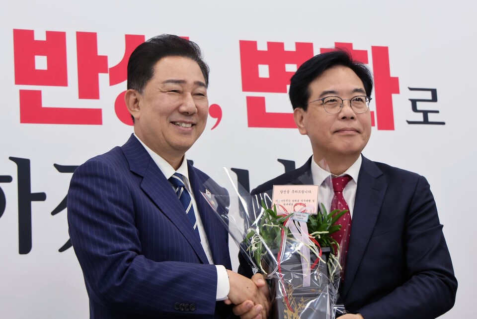 김병기(왼쪽) 더불어민주당 당대표 직무대행 겸 원내대표가 17일 오후 서울 여의도 국회에서 송언석 국민의힘 원내대표를 예방하고 있다. (출처=김병기 의원 페이스북)