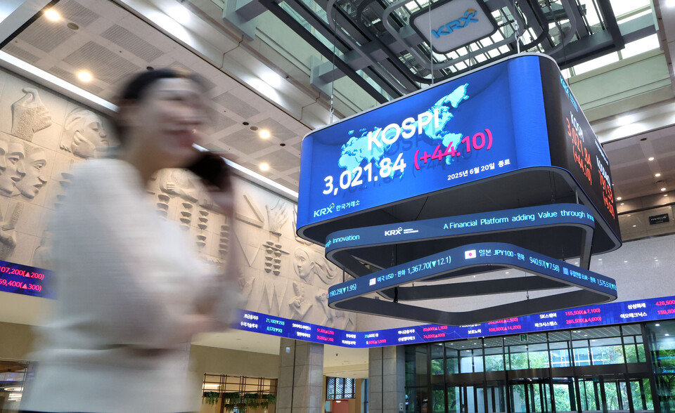 20일 코스피는 3021.84포인트에 마감하며 지난 2021년 12.월 28일 이후 3년 6개월여 만에 3000선을 회복했다. (사진제공=한국거래소)