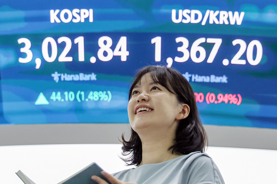 20일 오후 서울 중구 하나은행 딜링룸 전광판에 코스피 지수가 전일 대비 44.10포인트(1.48%) 상승한 3021.84를 나타내고 있다. (사진=뉴스1)