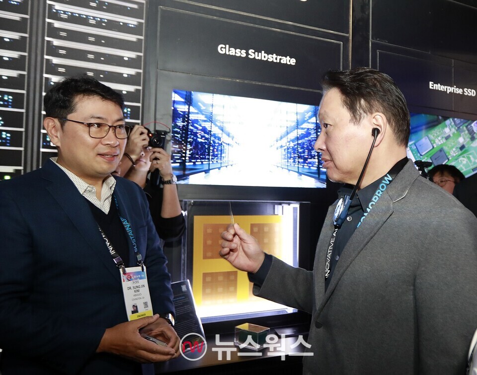 최태원 SK 회장이 지난 1월 미국 라스베이거스에서 열린 'CES 2025' 행사장에 마련된 SK 전시관에서 유리기판을 살펴보고 있다. (사진제공=SK그룹)
