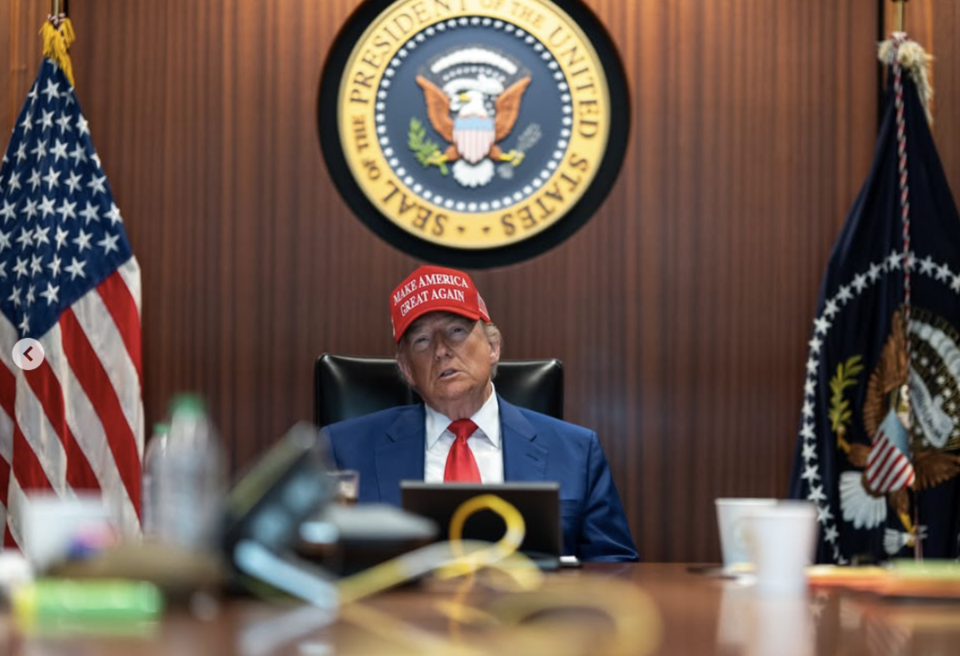 도널드 트럼프 미국 대통령이 이란 핵시설 공격을 보고 받고 있다. (출처=도널드 트럼프 인스타그램)