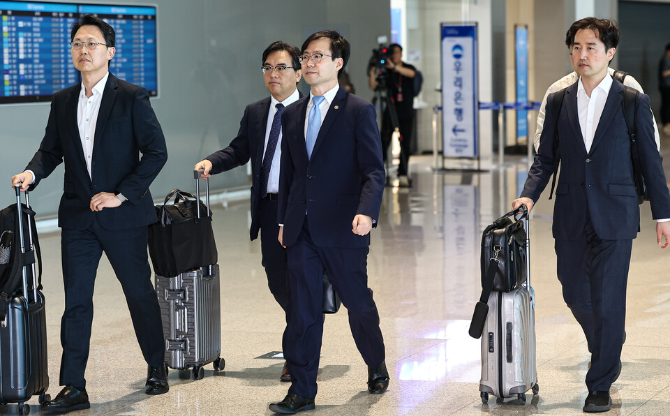 여한구 산업부 통상교섭본부장이 미국과의 통상 협의를 위해 인천국제공항 제2터미널을 통해 이동하고 있다. (사진=뉴스1)