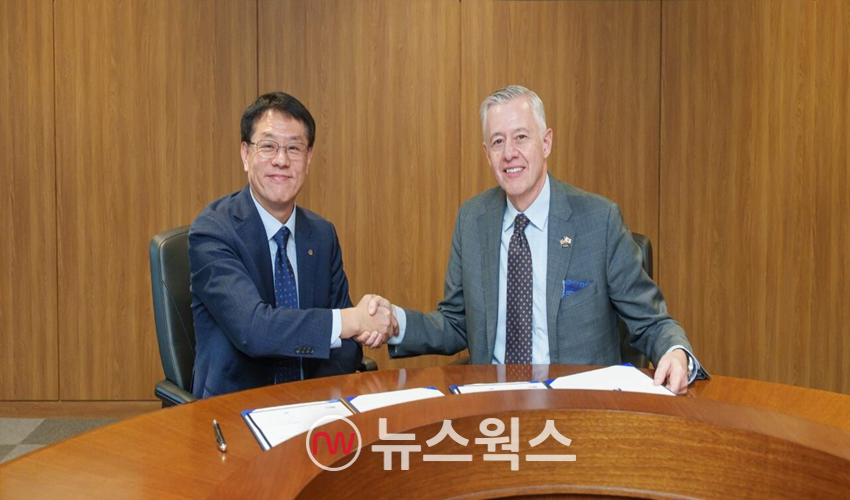 박성균(왼쪽) 한화시스템 DE사업단장과 켄 토도로프 노스롭 그루먼 지휘통제 및 무기 통합 부문 부사장이 최근 통합 대공방어체계 기술 협력 MOU를 교환하고 있다. (사진제공=한화시스템)