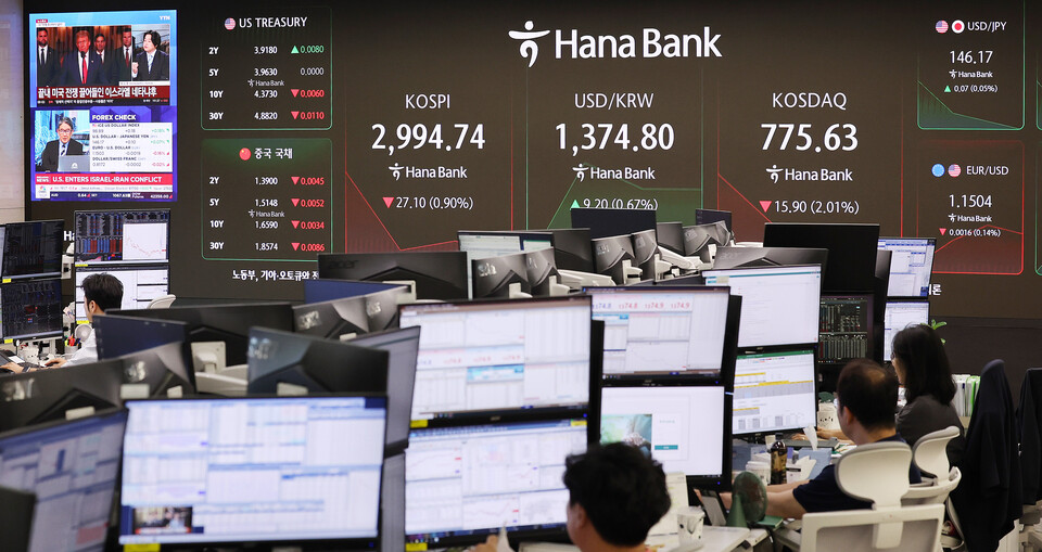 23일 오전 서울 중구 하나은행 딜링룸 전광판에 코스피 지수가 표시되고 있다. 이날 코스피는 미국의 이란 타격 등 대내외 악재에 3000선을 내주며 약세로 출발했다. (사진=뉴스1)