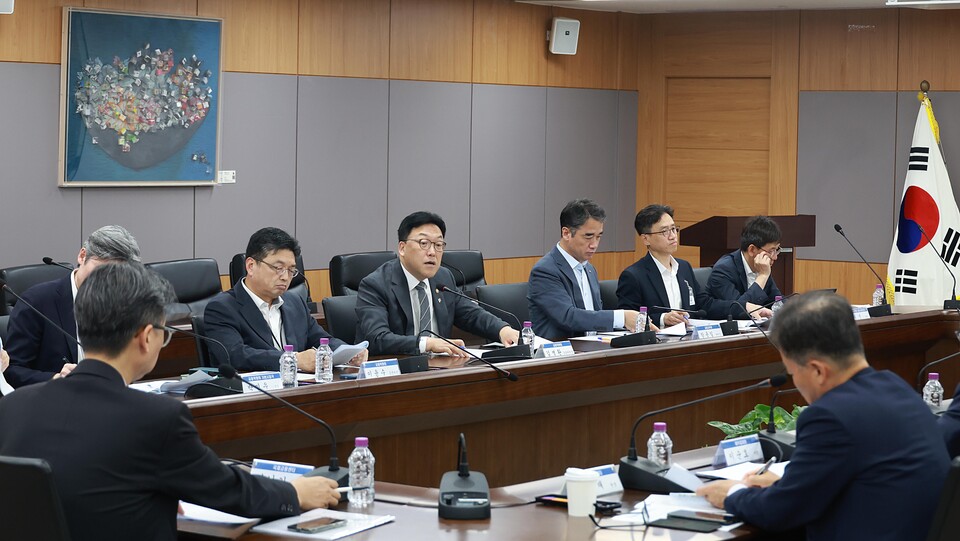 김병환 금융위원회 위원장이 유관기관 증시상황 긴급 점검회의에서 국내 증시의 수급 상황을 긴급 점검하고 향후 대응방향을 논의하고 있다. (사진제공=금융위원회)