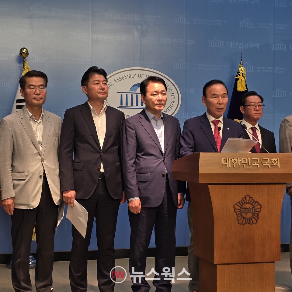 박덕흠(왼쪽 네 번째) 의원을 비롯한 충청권 국민의힘 의원 및 당협위원장들이 23일 국회소통관에서 기자회견을 열고 있다. (사진=원성훈 기자)