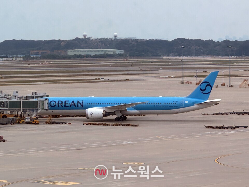 통합 대한항공 CI 도장이 적용된 대한항공 항공기가 인천국제공항 2터미널 계류장에서 대기 중이다. (사진=정현준 기자)