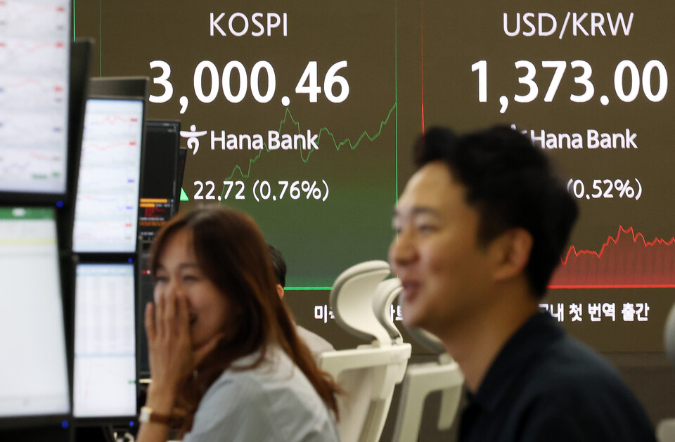 코스피가 3년 5개월 만에 장중 3000선을 돌파한 20일 오전 서울 중구 하나은행 본점 딜링룸 전광판에 코스피 지수가 표시되고 있다. (사진=뉴스1)