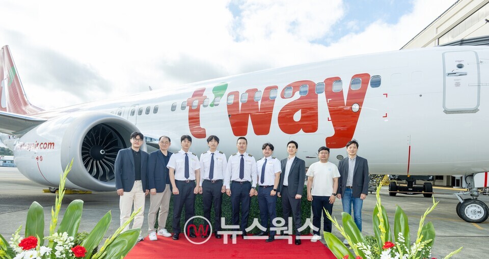 지난 18일(현지시간) 미국 시애틀 '보잉 딜리버리센터'에서 티웨이항공 관계자들이 기념사진을 촬영하고 있다. (사진제공=티웨이항공)