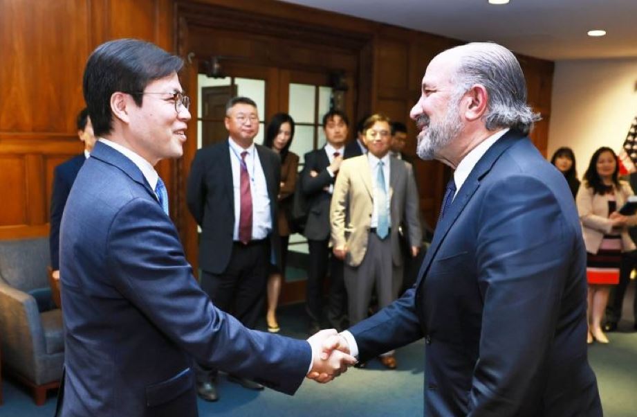 여한구 본부장(왼쪽)이 23일(현지시간) 워싱턴 D.C에서 하워드 러트닉 미 상무부 장관과 회동하고 있다. (사진제공=산업부)