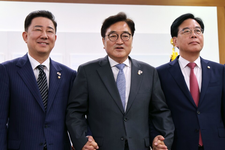 김병기(왼쪽부터) 더불어민주당 당대표 직무대행 겸 원내대표, 우원식 국회의장, 송언석 국민의힘 원내대표가 지난 24일 오전 서울 여의도 국회에서 우 의장 주재로 열린 양당 원내대표 회동에서 기념촬영을 하고 있다. (출처=김병기 의원 페이스북)