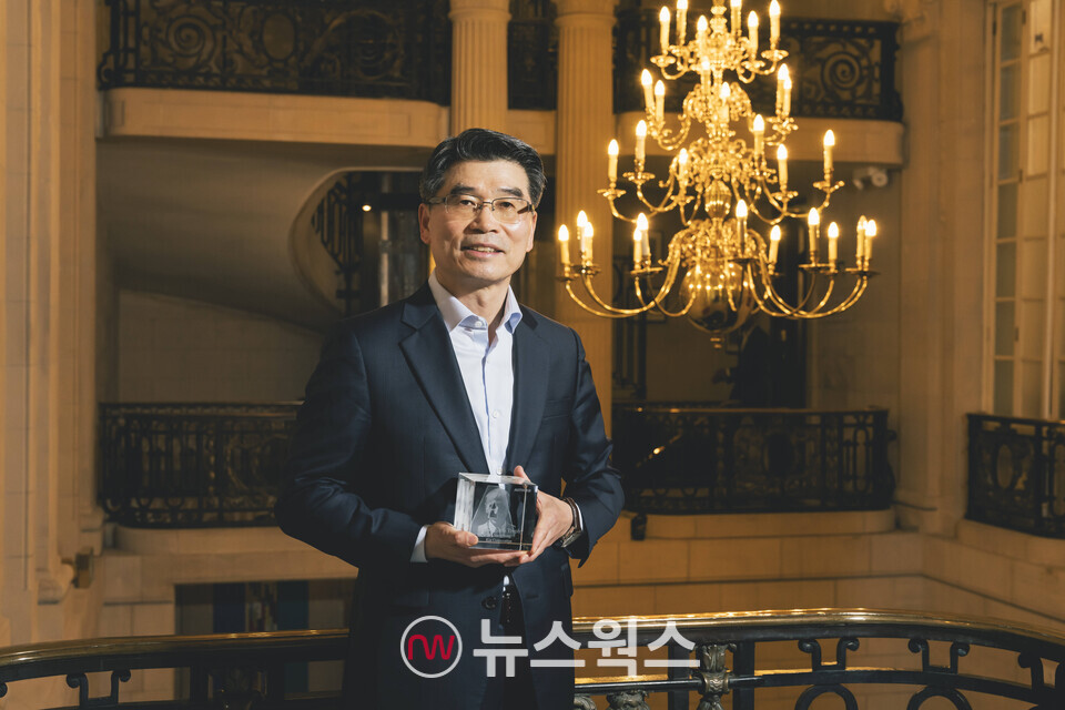 송호성 기아 사장이 25일(현지시간) 영국 오토카가 주관하는 '2025 오토카 어워즈'에서 최고 영예인 '이시고니스 트로피'를 수상하고 기념 촬영을 하고 있다. (사진제공=기아)