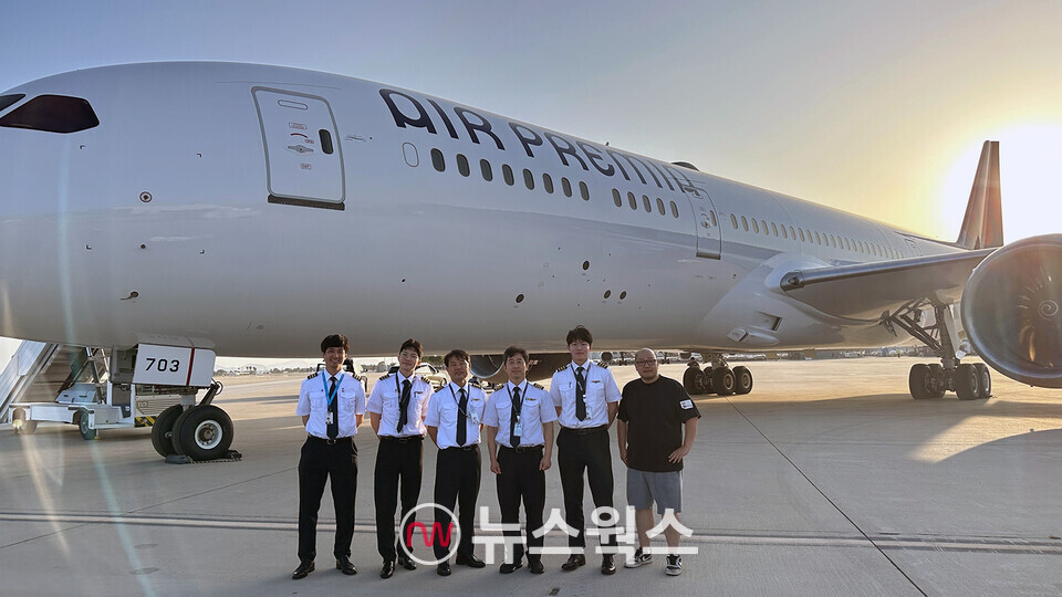 에어프레미아 임직원들이 새로 도입한 8호기 앞에서 기념 촬영을 하고 있다. (사진제공=에어프레미아)