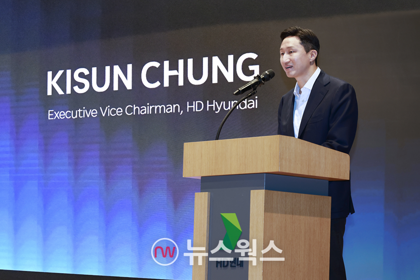 정기선 HD현대 수석부회장이 지난 24일 HD현대 글로벌R&D센터에서 열린 '한·미 조선협력 전문가 포럼'에서 개회사를 하고 있다. (사진제공=HD현대)