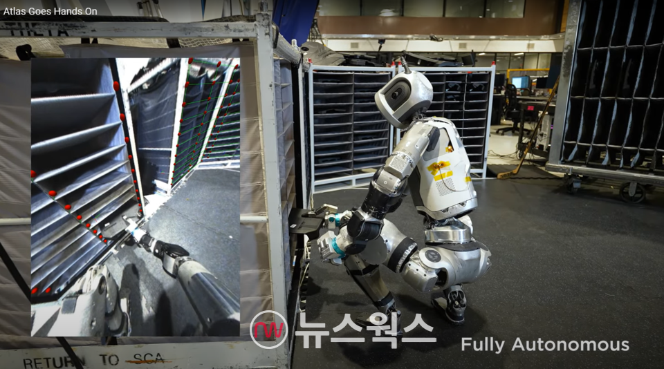 지난해 11월 30일(현지시간) 보스턴다이내믹스는 휴머노이드 로봇 '아틀라스'가 공장에서 사람처럼 일하는 모습이 담긴 영상을 공개했다. (사진제공=현대차그룹)