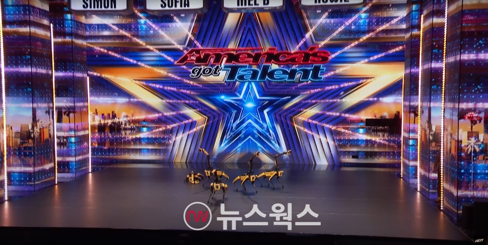지난 10일 방송된 미국 TV쇼 '아메리카 갓 탤런트'에서 보스턴다이내믹스의 4족 보행 로봇 '스팟'이 노래에 맞춰 안무를 선보이고 있다. (출처='아메리카 갓 탤런트' 유튜브 채널)