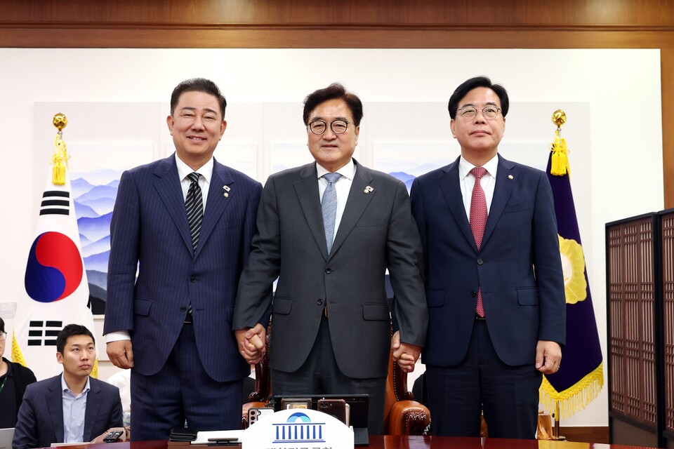 김병기(왼쪽부터) 더불어민주당 당대표 직무대행 겸 원내대표, 우원식 국회의장, 송언석 국민의힘 원내대표가 24일 오전 서울 여의도 국회에서 우 의장 주재로 열린 양당 원내대표 회동에서 기념촬영을 하고 있다. (출처=우원식 의원 페이스북)