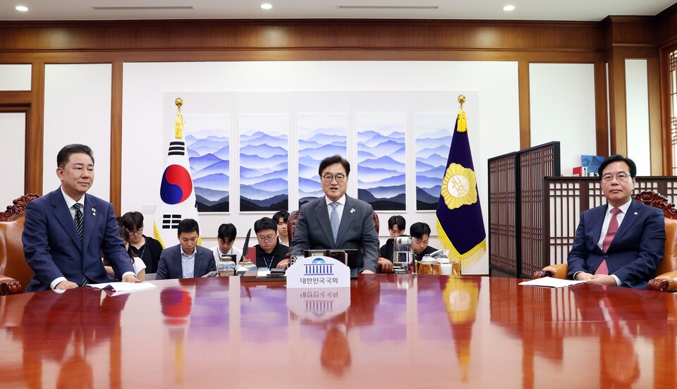 우원식(가운데) 국회의장이 24일 오전 서울 여의도 국회에서 김병기(왼쪽) 더불어민주당 당대표 직무대행 겸 원내대표, 송언석 국민의힘 원내대표와 추경안 처리를 위한 본회의 개최 일정과 상임위원장 재배분 문제 등을 논의하고 있다. (출처=우원식 의원 페이스북)