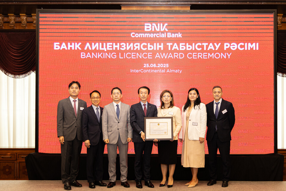 김성주(왼쪽 네번째부터) BNK캐피탈 대표와 마지나 아빌카시모바 카자흐스탄 금융감독원장이 기념 촬영을 하고 있다. (사진제공=BNK금융)