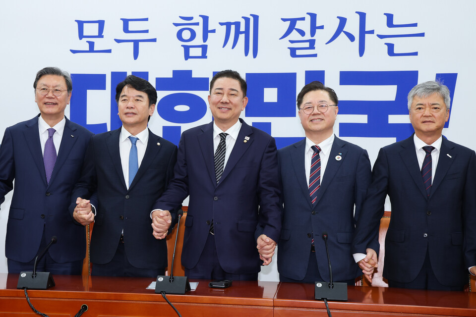 김병기 더불어민주당 대표 직무대행 겸 원내대표가 25일 오후 서울 여의도 국회에서 경제6단체 상근부회장단 면담에 앞서 기념 촬영하고 있다. 왼쪽부터 김창범 한국경제인협회 부회장, 문진석 원내수석부대표, 김 직무대행, 박일준 대한상공회의소 부회장, 이인호 한국무역협회 부회장. (사진=뉴스1)