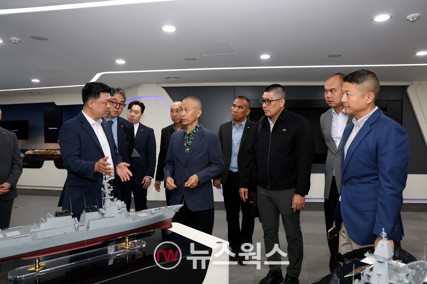 태국 해군 대표단이 지난 25일 한화오션 거제사업장을 방문해 특수선사업부 관계자의 설명을 듣고 있다. (사진제공=한화오션)