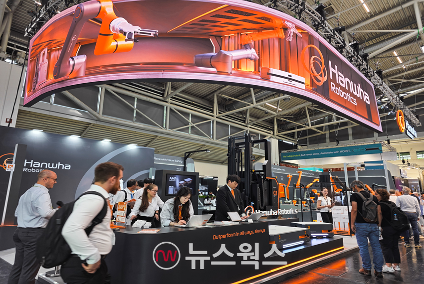 독일 뮌헨에서 개최 중인 세계 최대 로봇·자동화 전시회 '오토매티카 2025'에 마련된 한화로보틱스 부스. (사진제공=한화그룹)