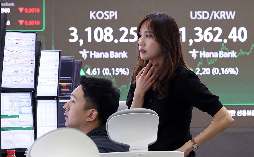 25일 서울 중구 하나은행 딜링룸 전광판에 코스피 종가가 표시되고 있다. (사진=뉴스1)