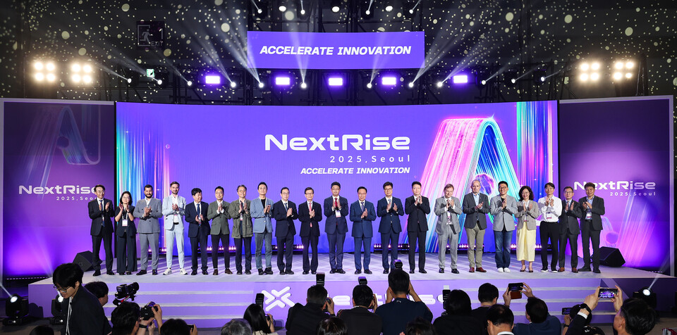 송병준(왼쪽 아홉 번째부터) 벤처기업협회 회장이 윤진식 한국무역협회 회장, 이윤수 금융위원회 증권선물위원회 상임위원, 김복규 한국산업은행 수석부행장, 김영식 NST 이사장, 김학균 벤처캐피탈협회 회장과 개회사를 마치고 기념 촬영을 하고 있다. (사진제공=한국산업은행)