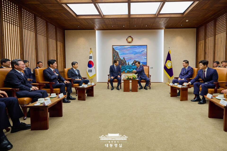 이재명 대통령이 26일 서울 여의도 국회에서 추가경정예산(추경)안 시정연설에 하기 앞서 우원식 국회의장과 환담하고 있다. (출처=대통령실 홈페이지)