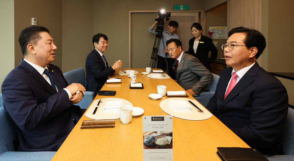 여야 원내지도부가 26일 서울 여의도의 한 식당에서 원구성 협상 관련 오찬 회동을 하고 있다. 왼쪽부터 시계방향으로 민주당 김병기 원내대표·문진석 원내수석부대표, 국민의힘 유상범 원내수석부대표·송언석 원내대표. (사진=뉴스1)