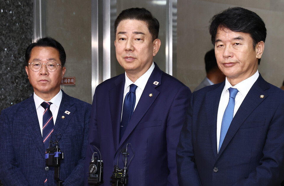 김병기 더불어민주당 대표 직무대행 겸 원내대표가 26일 서울 여의도 국회에서 우원식 국회의장과의 원 구성 관련 회동을 마치고 브리핑을 하고 있다. 오른쪽부터 문진석 원내수석부대표, 김 원내대표, 문금주 대변인. (사진=뉴스1)