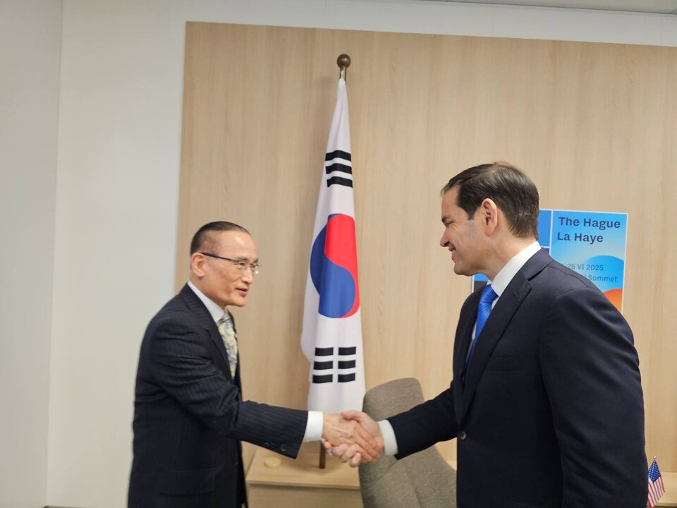 이재명 대통령을 대신해 네덜란드 헤이그에서 열린 북대서양조약기구(NATO) 정상회의에 참석한 위성락 국가안보실장이 24일(현지시간) 마크 루비오 미국 국무장관과 만나 악수를 하고 있다. (사진제공=대통령실)