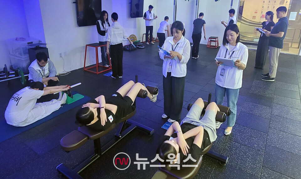 에어프레미아가 올해 상반기 객실 승무원 채용 과정에서 체력 측정 평가를 진행하고 있다. (사진제공=에어프레미아)