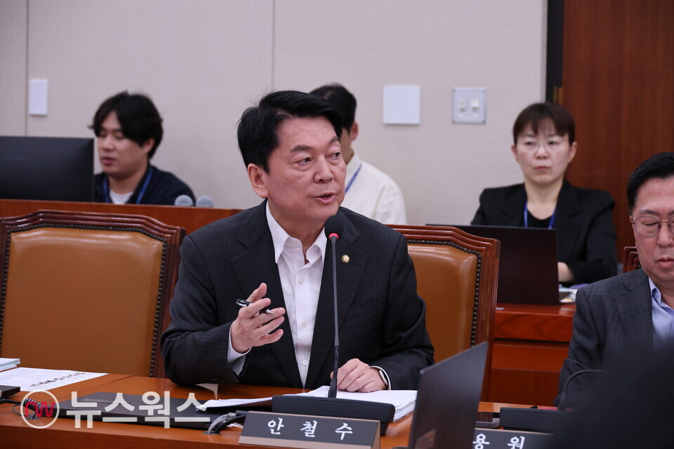 안철수 국민의힘 의원이 27일 국회에서 열린 외교통일위원회 전체회의에서 통일부 명칭 변경과 관련해 질의하고 있다.(사진제공=안철수 의원실)