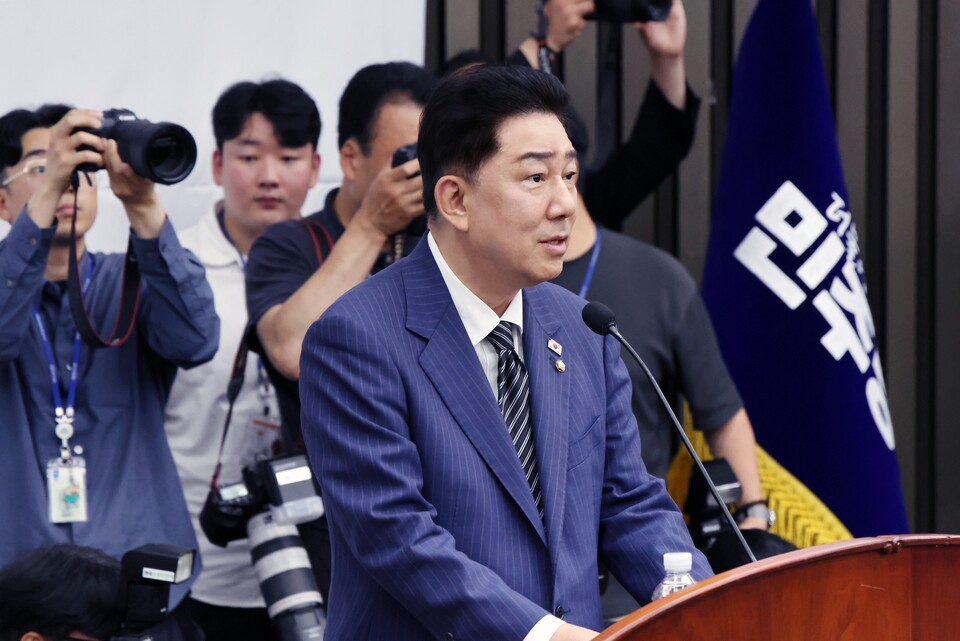 김병기 더불어민주당 대표 직무대행 겸 원내대표가 지난 24일 오후 서울 여의도 국회에서 열린 의원총회에서 모두 발언을 하고 있다. (출처=김병기 의원 페이스북)
